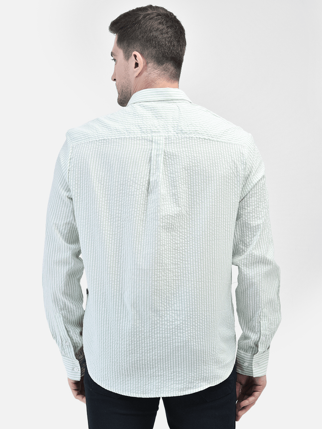 Back view of man wearing green cotton shirt – straight hem and relaxed shoulders